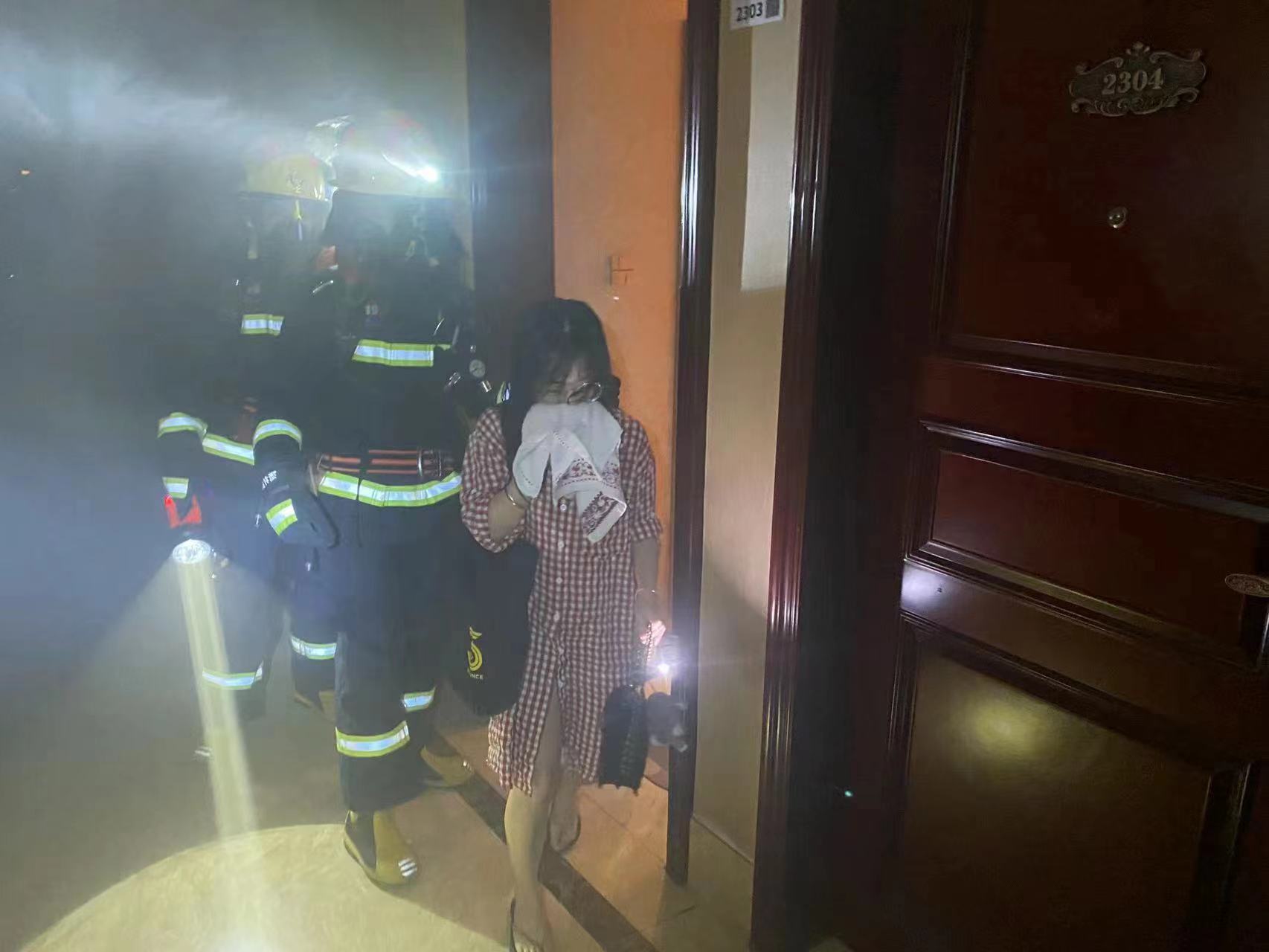 深圳消防果断处置弱电井起火事故，疏散266名群众无人伤亡