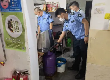 光明街道网格员助力开展消防安全夜查专项行动