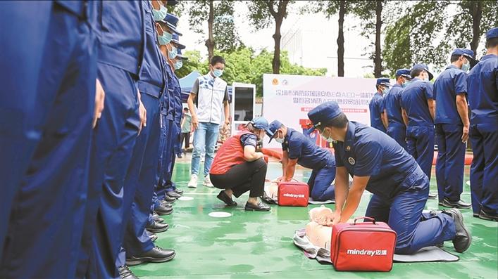 拿起AED一体机 消防员变身急救员  