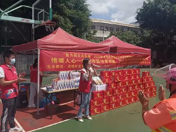 光明街道翠湖社区为环卫工人送“清凉”            