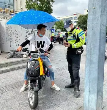 石岩街道开展交通文明整治行动  