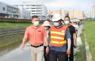 新湖街道副总河长在楼村水开展巡河
