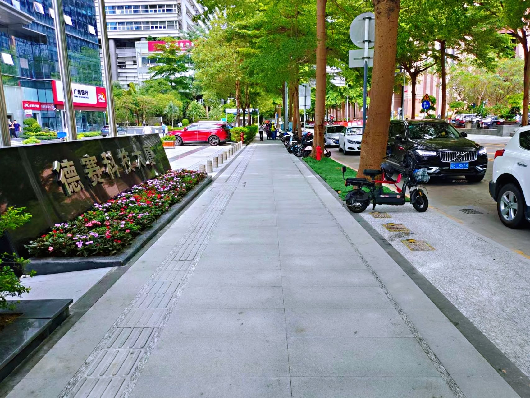 提升慢行品质打造宜人街区 高新南一道完成“微”改造