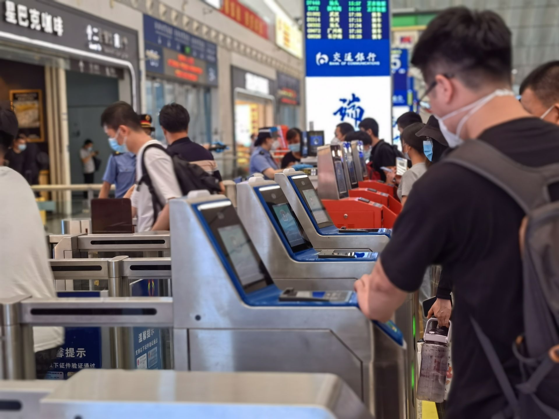 今年铁路暑运启动，深圳火车站预计发送旅客1960万人