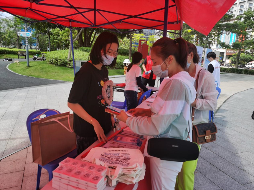 马田街道进公园开展反邪教宣传