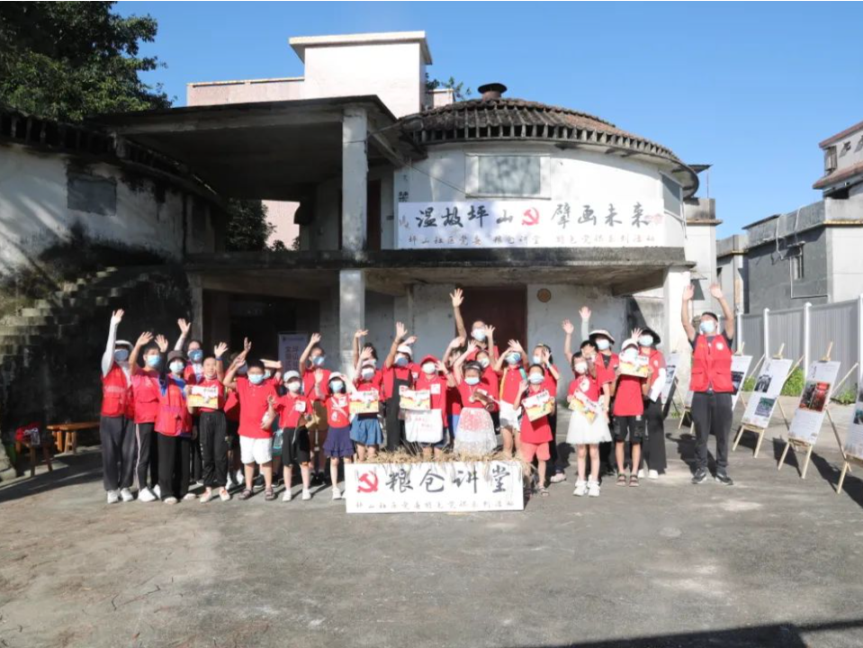 坪山社区“粮仓讲堂”再开讲！社区萌娃体验“务农之乐”