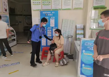 女子因中暑倒在公交站台 公明执法办队员及时救助