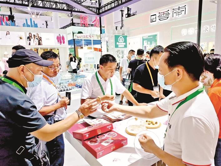 光明企业亮相第二届中国国际消费品博览会，公明腊肠获好评
