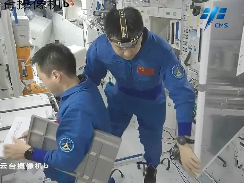 揭秘中国航天员太空衣柜：舱内外航天服、实验服、节日服等