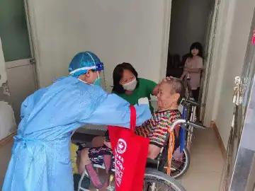 新湖街道“家门口”服务助力特殊群体，打通核酸检测最后“一百米”