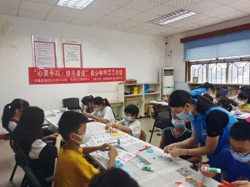 心灵手巧·快乐暑假！凤凰街道30名青少年制作DIY手工灯笼