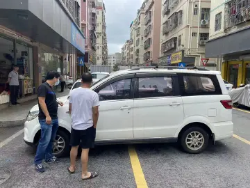 占用消防车通道系违法！马田街道一天查处2宗私家车占用消防车通道案