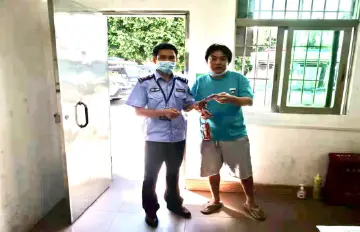 石岩：拾“机”不昧网格员 传承美德暖人心