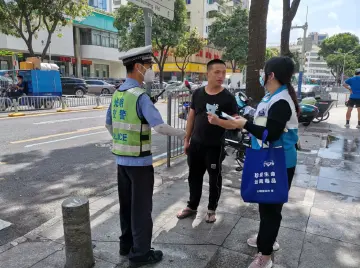 公明禁毒宣传进车站 共筑无毒出行路