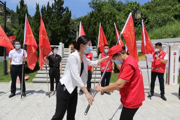 光明虹·百花齐放，党员到·队旗闪耀——白花社区开展党员报到活动暨志愿先锋队授旗仪式