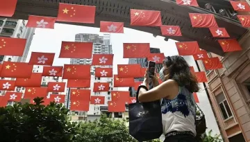 新闻路上说说说|香港回归祖国25周年，一首粤语歌祝福香港