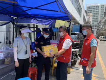 公明社区：经受烈日“烤”验，守住防控阵地  