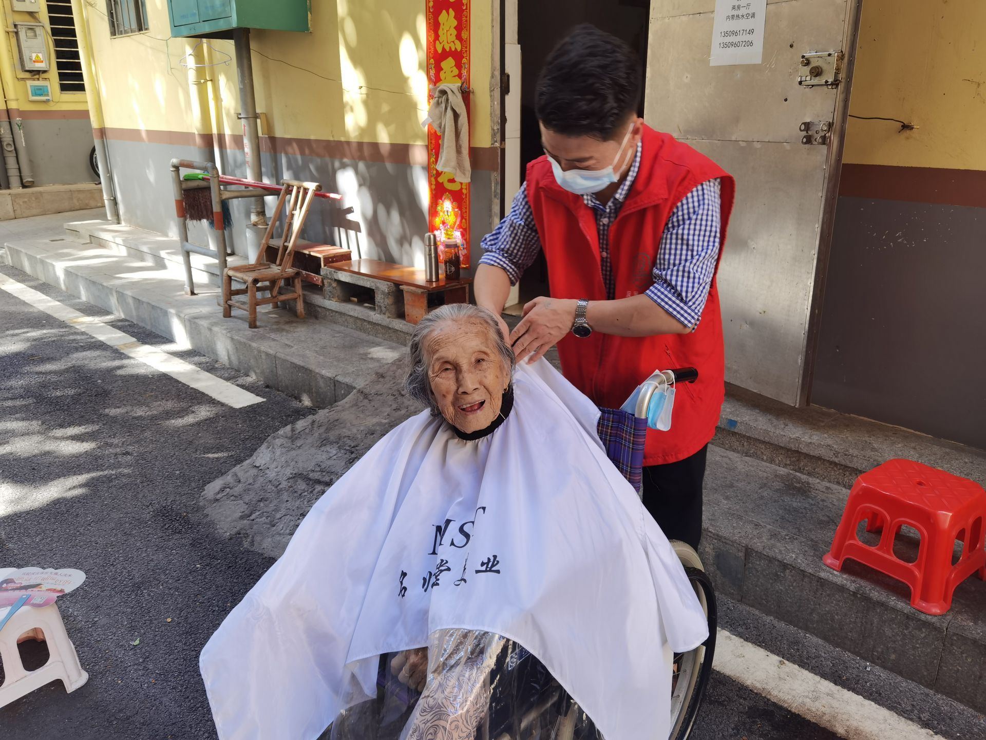 甲子塘社区“光明虹”党员志愿者为高龄老人开展“义剪”服务
