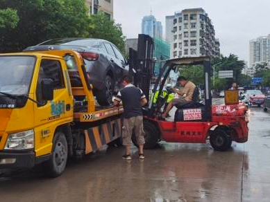 惠州交警专项整治违停，半小时拖移8辆违停车辆