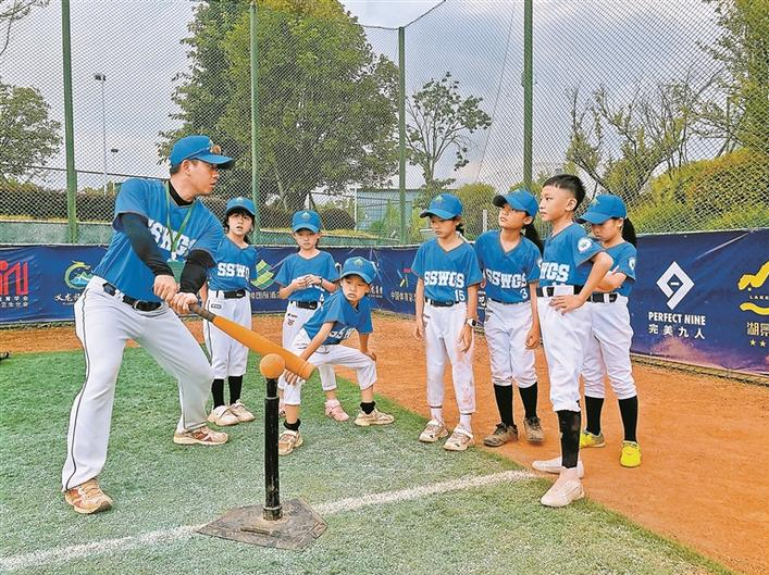 “让棒垒球运动在深汕生根发芽”，这支少年球队以“黑马”之姿勇夺佳绩