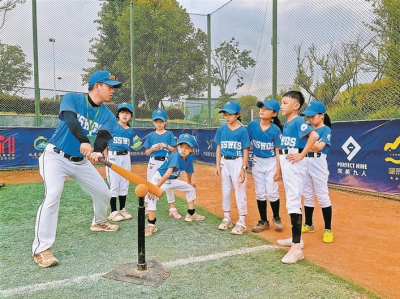 “让棒垒球运动在深汕生根发芽”，这支少年球队以“黑马”之姿勇夺佳绩