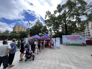公明街道组织“城管志愿者”助力食品安全宣传