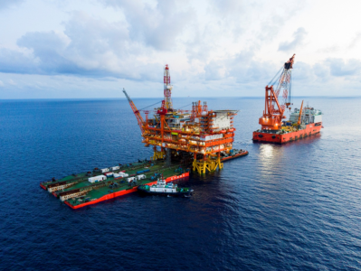 亚洲最大海上石油生产平台完成浮托安装