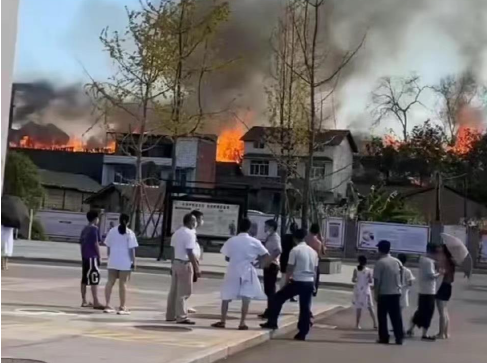 四川内江市市中区凌家镇一木材交易市场发生火灾