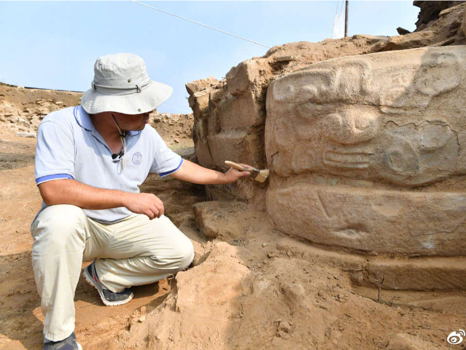 考古新发现！陕西石峁遗址发掘出大型人面石雕