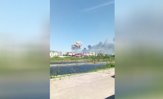 克里米亚一处俄罗斯空军基地发生爆炸。（视频画面截图）