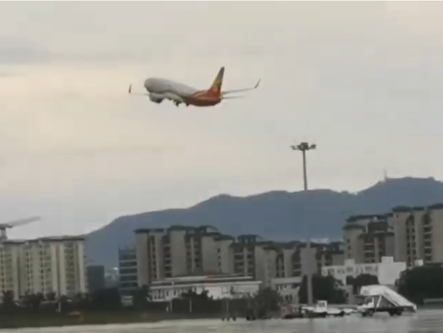 海南三亚：第一批125名滞留游客乘民航飞机返回西安