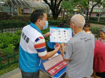 凤凰街道走街入户向居民面对面宣传禁毒知识