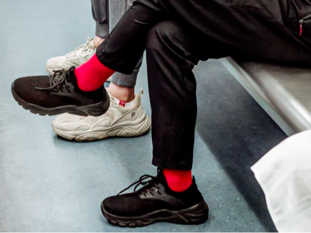 评论 | “地铁里的100双鞋”，向平凡的脚步致敬