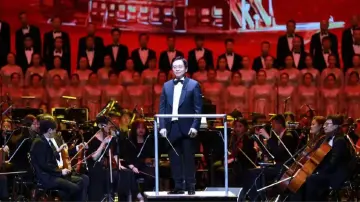 深圳文艺家丨姚峰：满腔深情，唱给祖国听