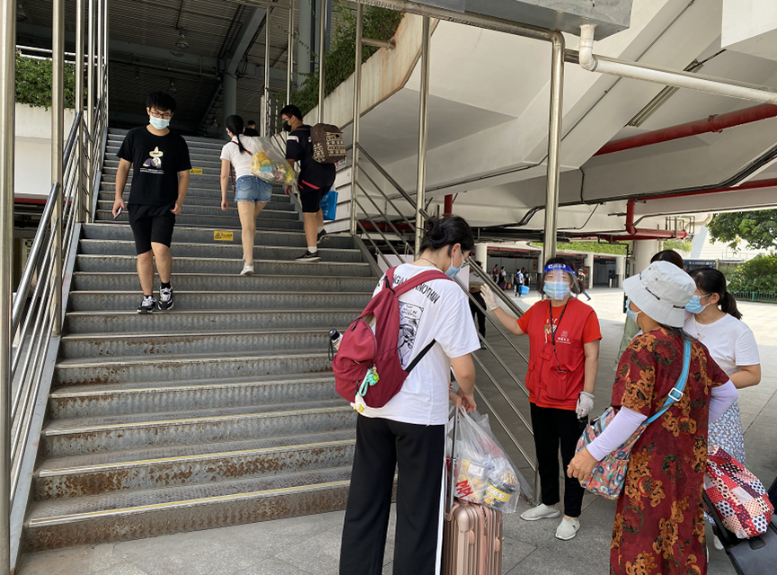 “暑”你最美！在深圳东站，布吉这群志愿者每天服务旅客超3千人次