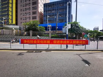 凤凰街道横幅“五固定”归口管理破解市容管理难题    