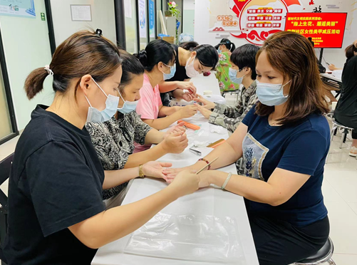 指上生花，紫荆社区新时代文明实践站开展美甲减压活动  