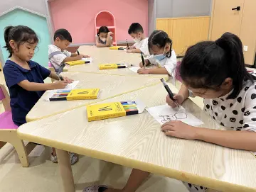 以画绘童心 公明街道儿童绘画公益班圆满收官