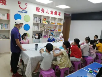 ​和树皮进行“对话”……红荔社区组织青少年走近大自然