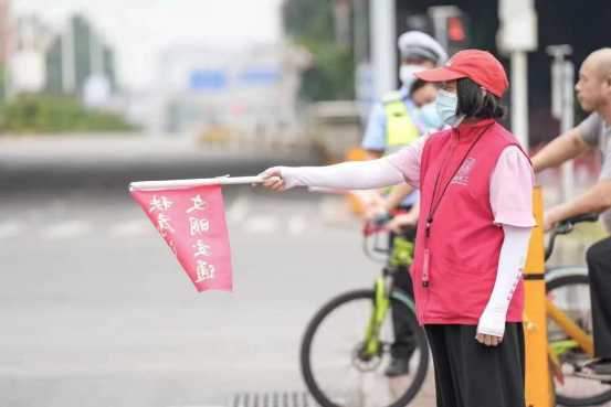 携手同行共筑文明城的路上，宝安那些文明瞬间