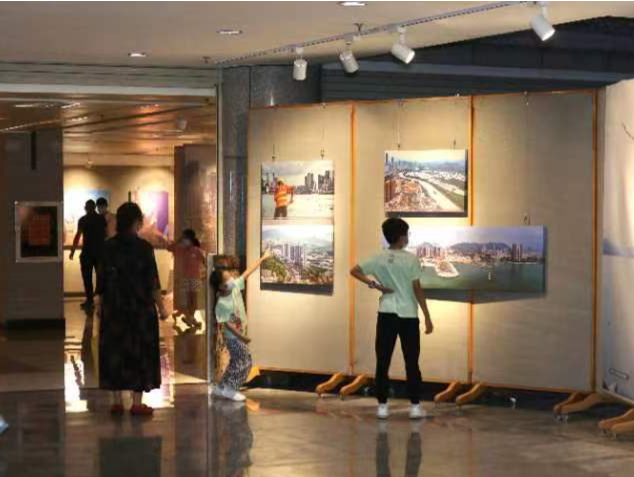 （图源署名未确定）影像锁住城市记忆！薛云麾摄影作品展《深圳纪事》在深圳龙岗区文体中心开幕