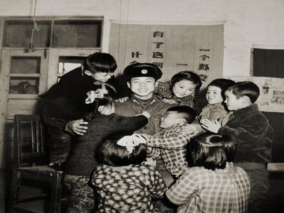 “我和雷锋叔叔照过相”——暖流穿越六十年 寻访照片上的“孩子”