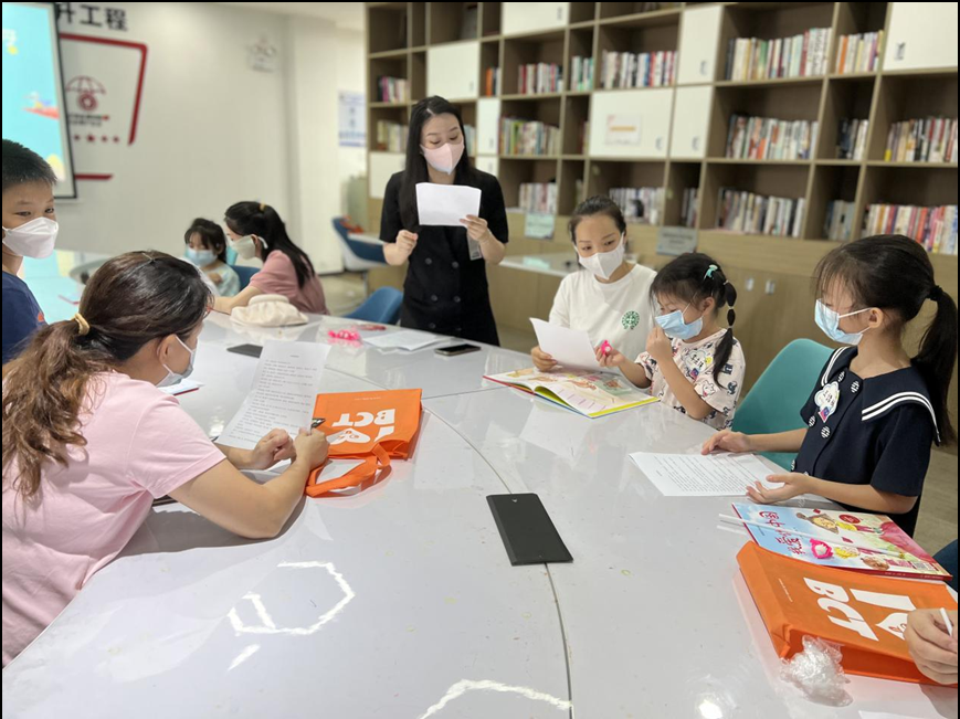 桂园街道鹿丹村社区开展“我爱我的国”亲子绘本阅读活动