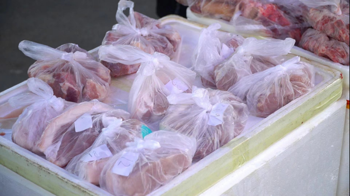 “价格和平时一样”沙井街道辛养社区内设临时肉菜采购点