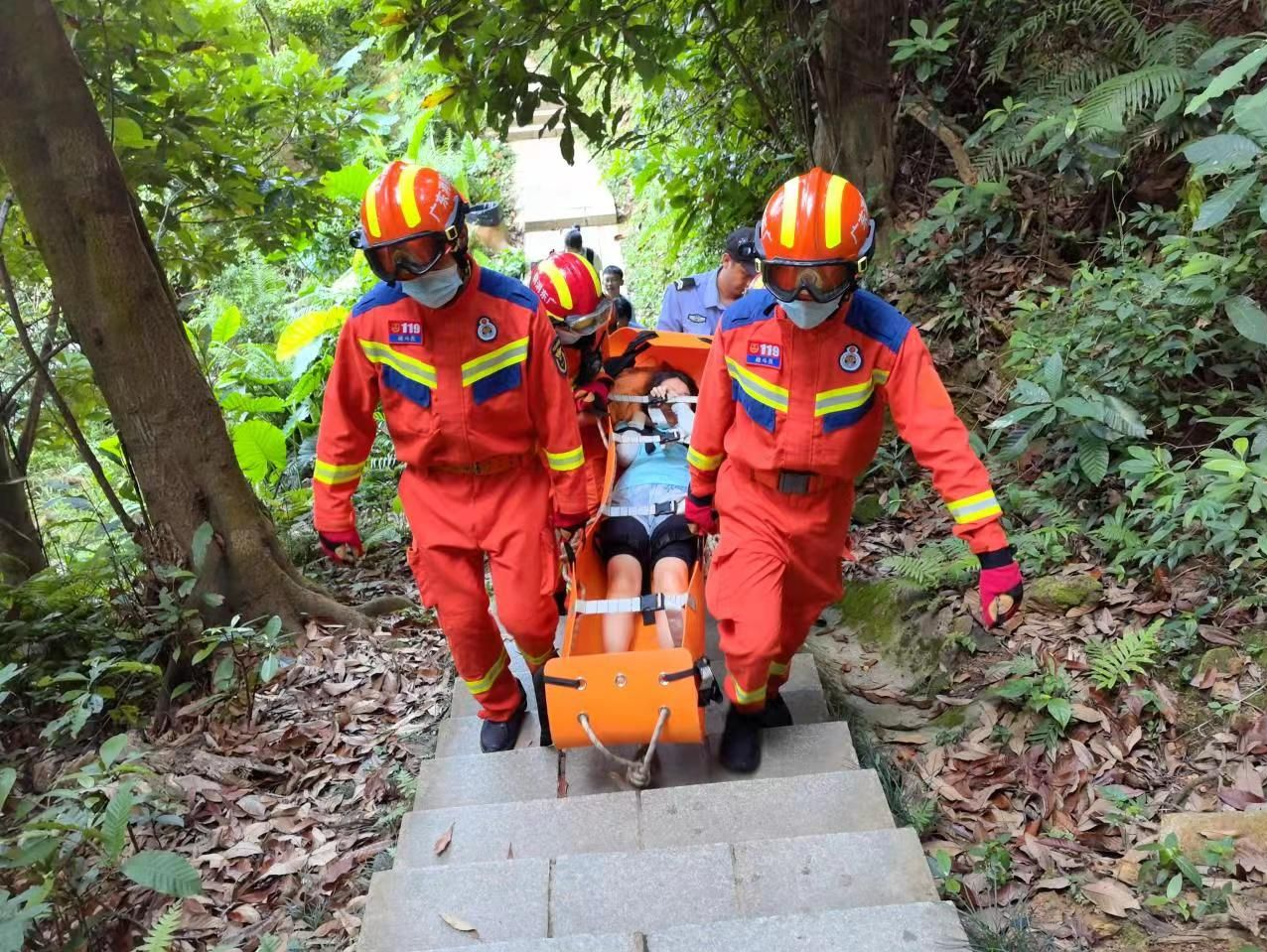 一女子爬山脚扭伤，深圳罗湖消防员徒步登山救援