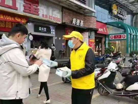 继续发挥好榜样作用 带动更多身边人向上向善
