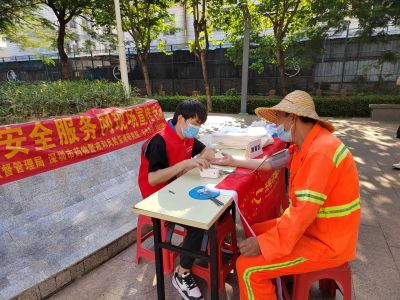 甲子塘社区“光明虹”党员志愿者向居民宣传药品安全知识