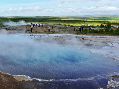 冰岛火山喷发吸引游客前来观赏
