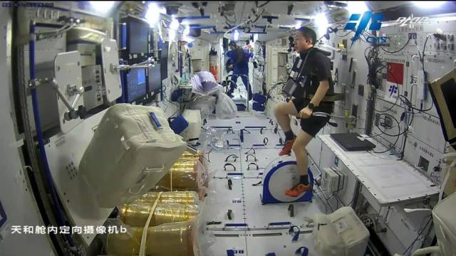 航天员穿着太空自行车锁鞋锻炼
