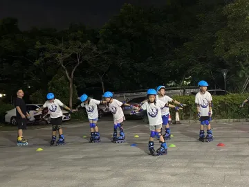 凤凰社区20名青少年参加轮滑培训享受不一样的暑假  